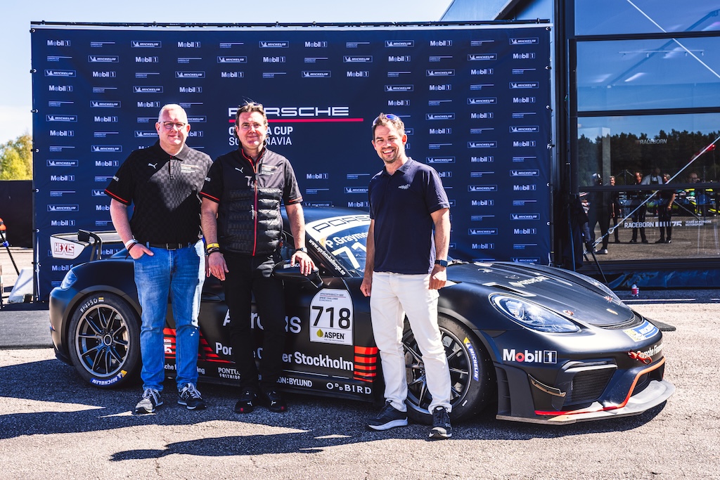 Svend Aage Madsen og Björn Wirdheim fra Porsche Sprint Challenge Scandinavia og Bo Skovfoged, DASU ved Porsche 718 Cayman GT4 RS Clubsport.
(Foto: Porsche Sverige)